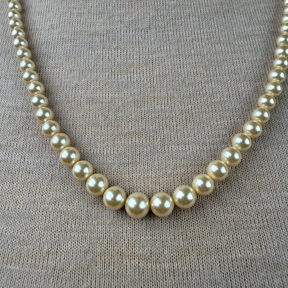Vintage Graduated Ivory Faux Glass Pearl Necklace 23.5" - Picture 2 of 4
